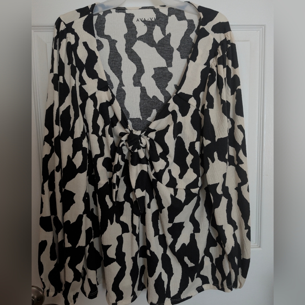 Ava & Viv Black and Cream Tie-Front V-Neck Blouse